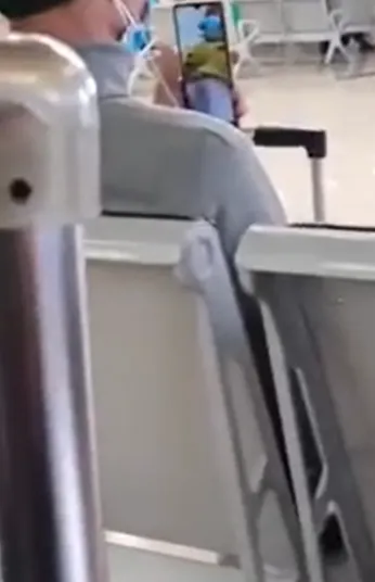 Trong lúc chờ máy bay bác trai video call về xem bác gái show bưởi -sex vn mới - royalsuiteshn.com